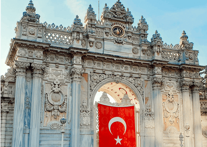 Red and white Turkish flag at the sculptured building